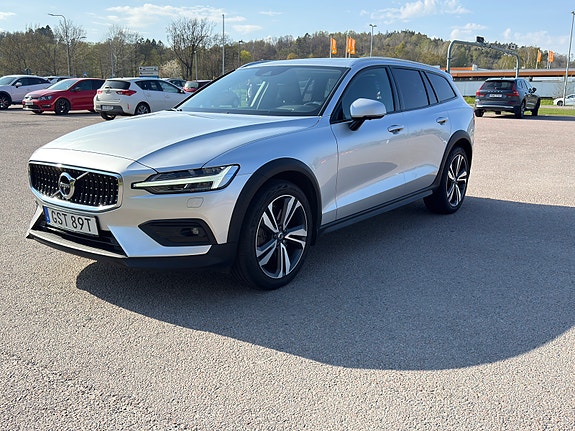 Volvo V60 Cross Country 2 of 5