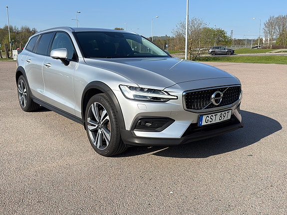 Volvo V60 Cross Country 3 of 5