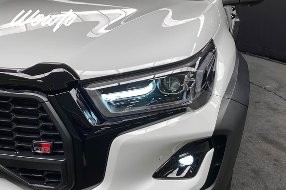 Toyota HiLux 23 of 26