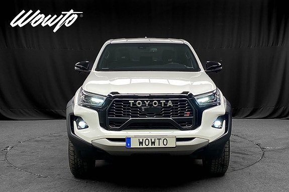 Toyota HiLux 2 of 26