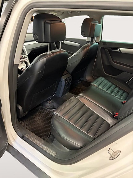 Volkswagen Passat Alltrack 14 of 17