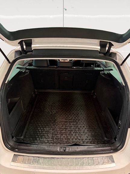 Volkswagen Passat Alltrack 16 of 17