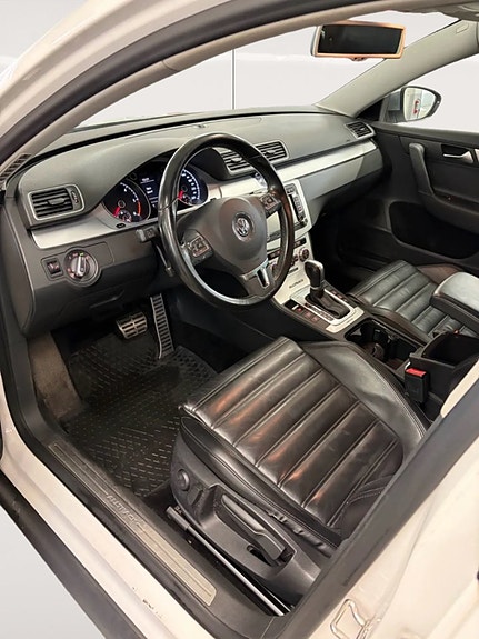 Volkswagen Passat Alltrack 10 of 17