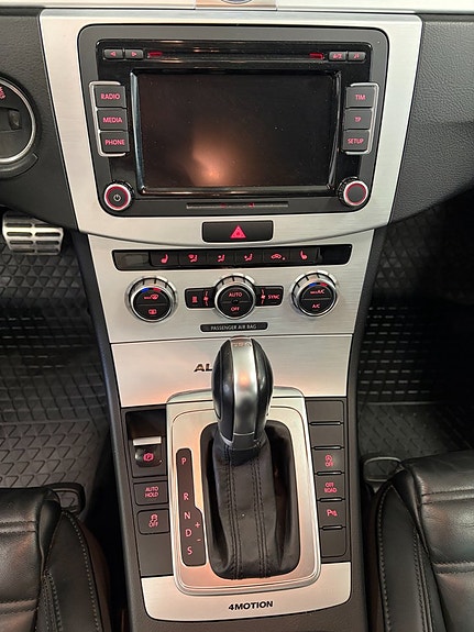 Volkswagen Passat Alltrack 13 of 17