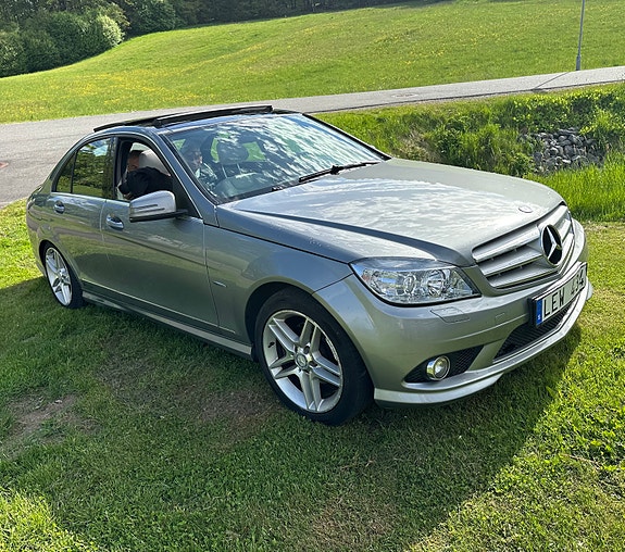 Mercedes-Benz C180 4 of 5