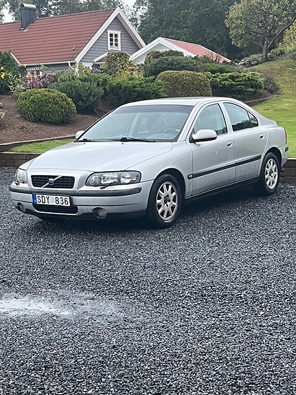 Volvo S60 4 of 5