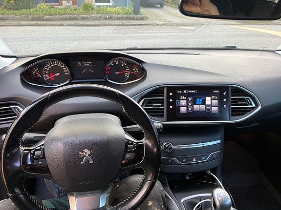 Peugeot 308 SW 2 of 7