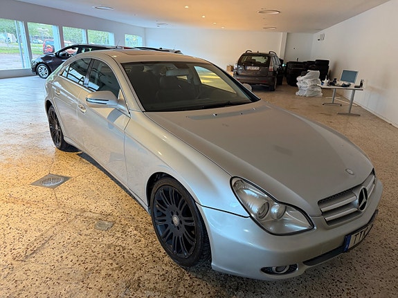 Mercedes-Benz CLS350 2 of 5