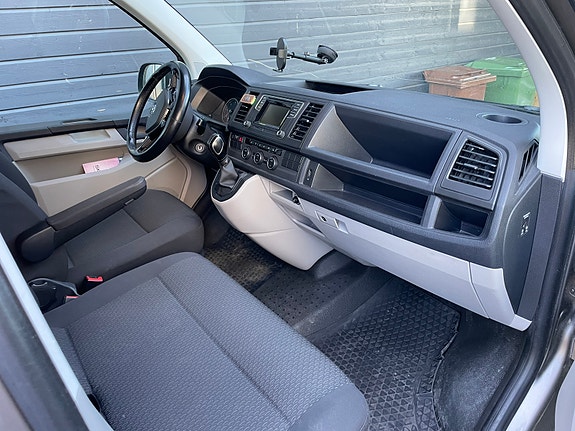 Volkswagen Caravelle 3 of 5