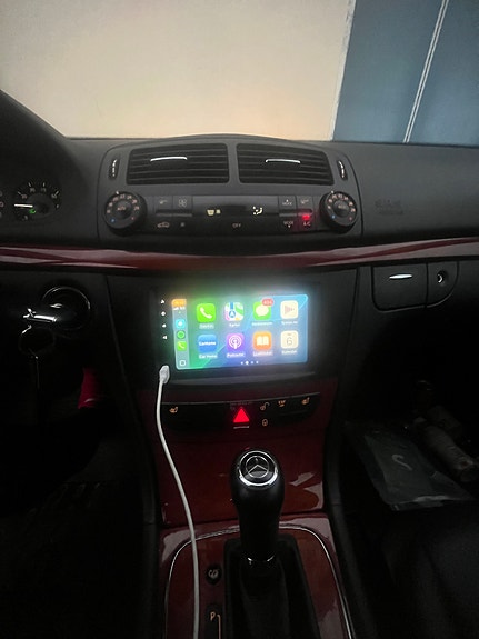 Mercedes-Benz E200 3 of 5