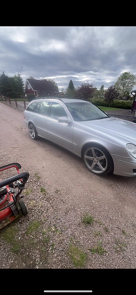 Mercedes-Benz E200 2 of 5