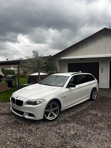 BMW 520d 2 of 5