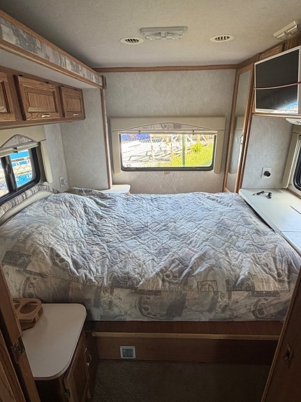 AA Tiffin Motorhomes Workhorse Allegro Slide out 12 of 16
