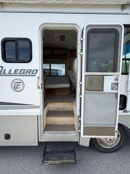 AA Tiffin Motorhomes Workhorse Allegro Slide out 5 of 16