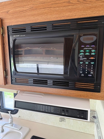 AA Tiffin Motorhomes Workhorse Allegro Slide out 10 of 16