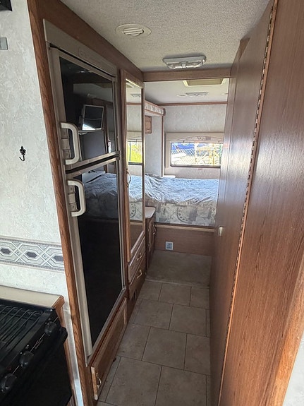 AA Tiffin Motorhomes Workhorse Allegro Slide out 11 of 16