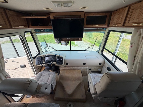 AA Tiffin Motorhomes Workhorse Allegro Slide out 7 of 16