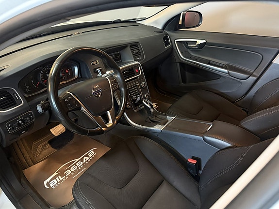 Volvo V60 2 of 18