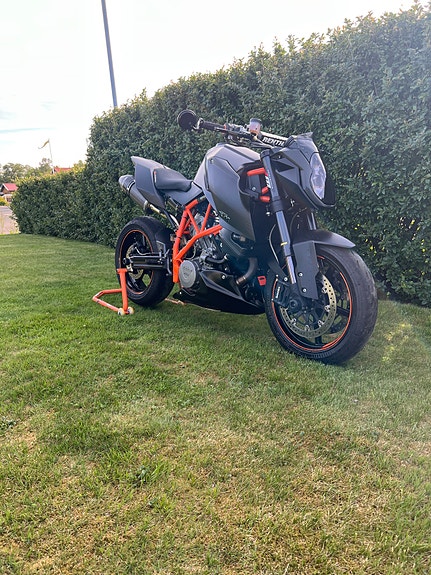 KTM 990 SUPERDUKE R 2 of 4