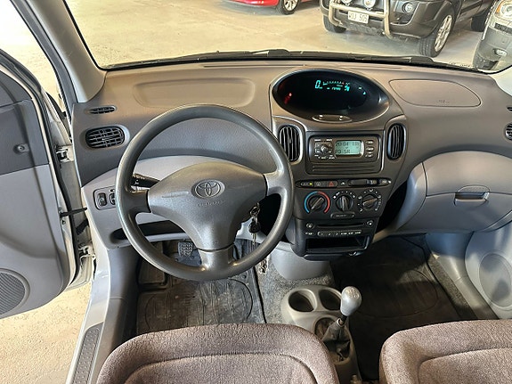 Toyota Yaris Verso 5 of 5