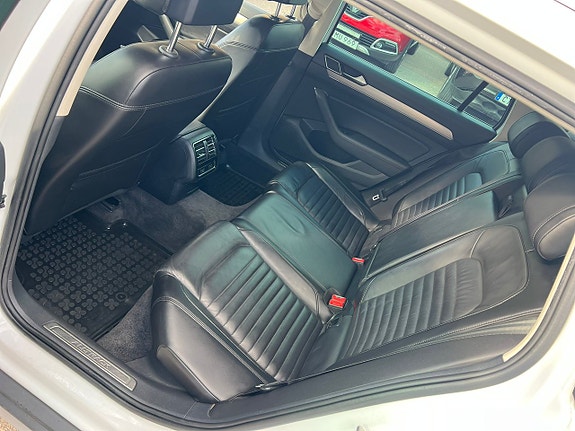Volkswagen Passat Alltrack 11 of 13