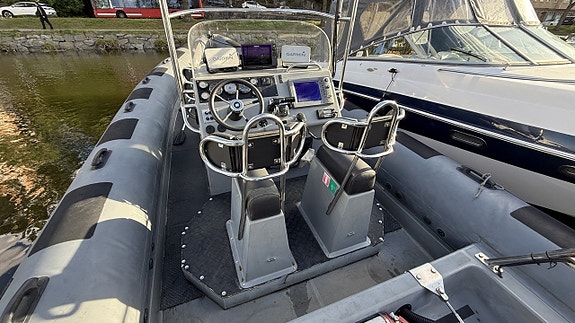 C-RIB Charter 30 - 08 / 2X Mercury 350 - 14 3 of 5