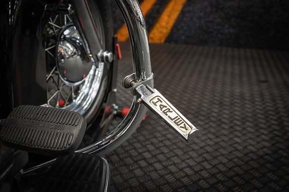 Harley-Davidson Heritage Softail Classic (FLSTC) 16 of 18