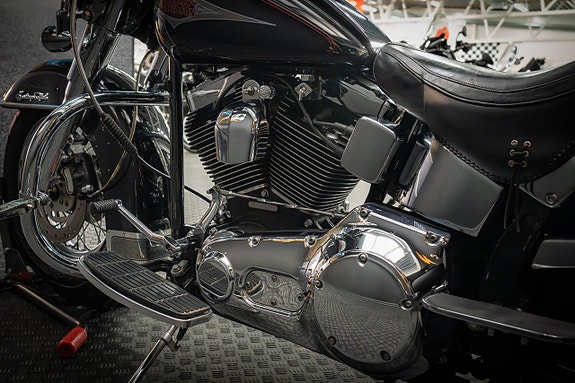 Harley-Davidson Heritage Softail Classic (FLSTC) 15 of 18