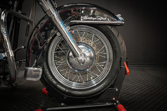 Harley-Davidson Heritage Softail Classic (FLSTC) 6 of 18