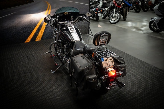 Harley-Davidson Heritage Softail Classic (FLSTC) 7 of 18