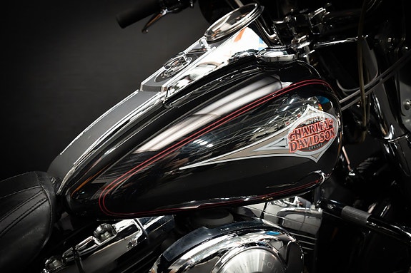Harley-Davidson Heritage Softail Classic (FLSTC) 13 of 18