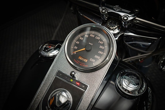 Harley-Davidson Heritage Softail Classic (FLSTC) 10 of 18