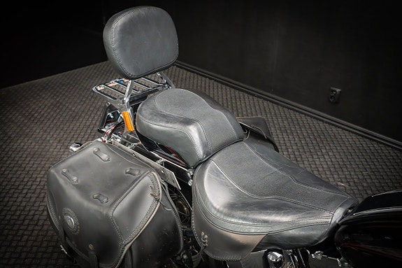 Harley-Davidson Heritage Softail Classic (FLSTC) 14 of 18