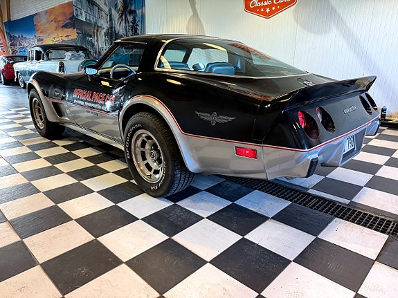 Chevrolet Corvette 13 of 30