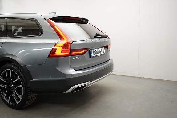 Volvo V90 Cross Country 3 of 5