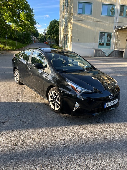 Toyota Prius 4 of 5