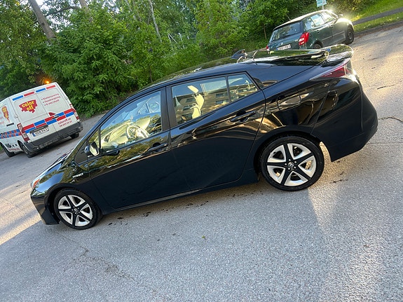 Toyota Prius 2 of 5