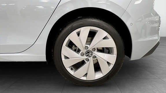 Volkswagen Golf VIII 6 of 14