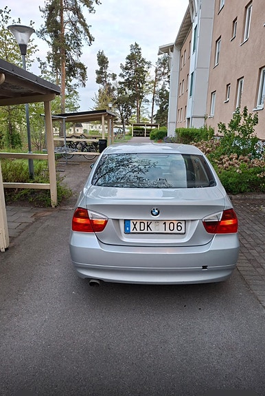 BMW 318i 2 of 3