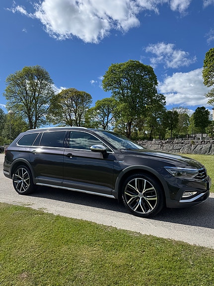 Volkswagen Passat Alltrack 3 of 5