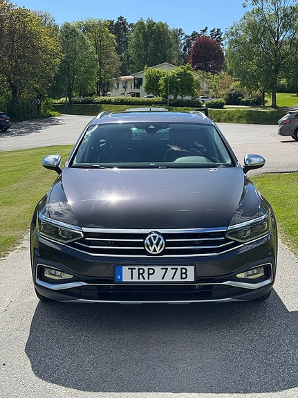 Volkswagen Passat Alltrack 2 of 5