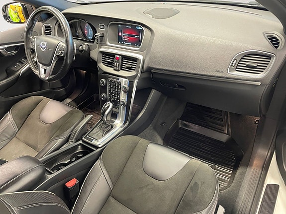 Volvo V40 12 of 19