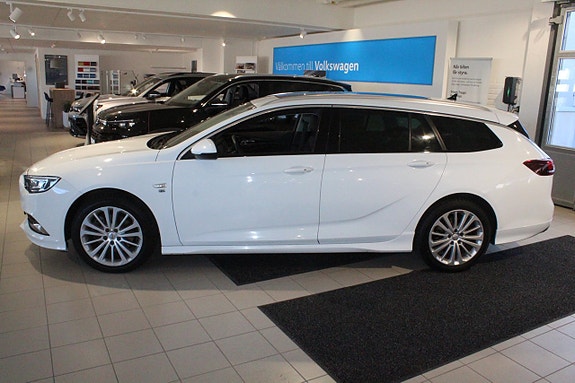 Opel Insignia 2 of 5
