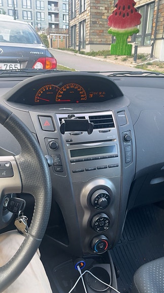 Toyota Yaris 3 of 5