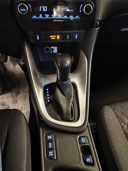 Toyota Yaris 15 of 18