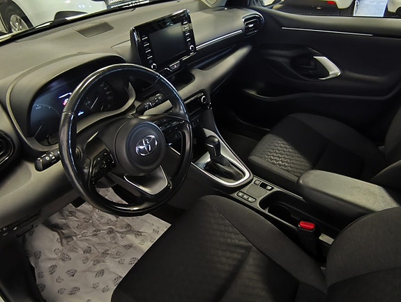 Toyota Yaris 7 of 18