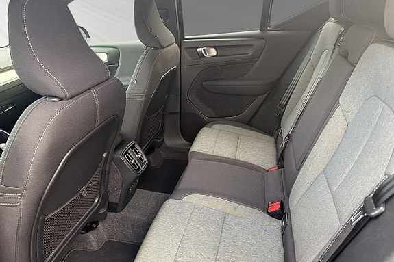 Volvo XC40 8 of 12