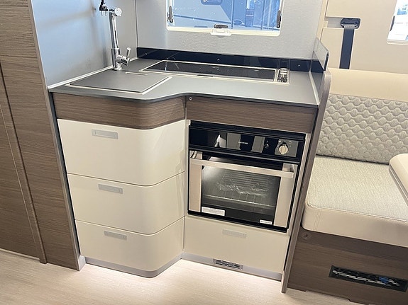 Adria CORAL SUPREME MB 670 DC (ALDE+Mercedes+Ugn+Aut 170hk) 14 of 23