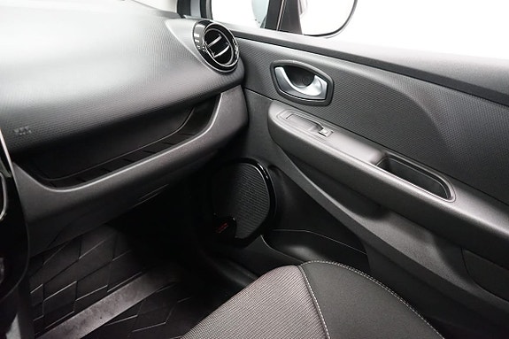 Renault Clio 18 of 18