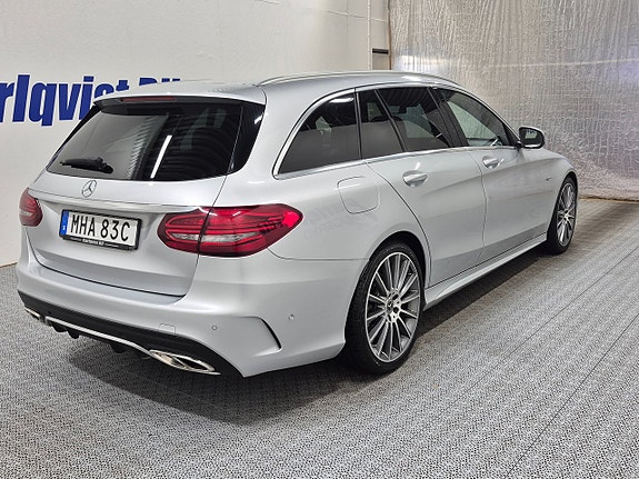 Mercedes-Benz C300 4 of 5